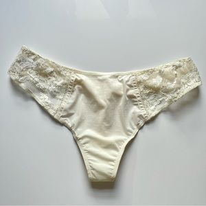 La Perla never worn-nwot thong panties size small lace detail